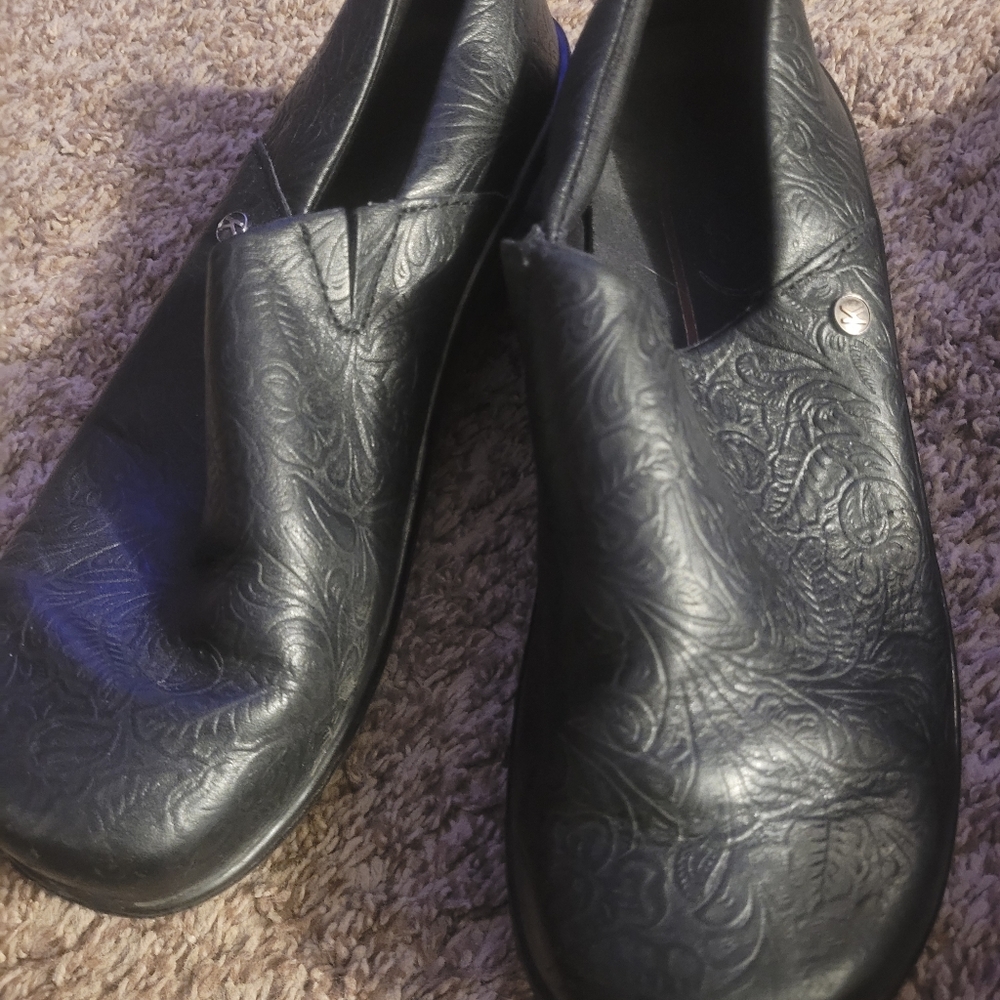 Black Pattern Klogs